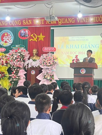 Thầy Nguyễn Hữu Trạch, hiệu trưởng nhà trường,đọc dễn văn khai mạc buổi lễ