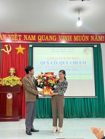 Thầy Nguyễn Hữu Trạch thay mặt cho Công đoàn viên nam tặng hoa chúc mừng các cô giáo