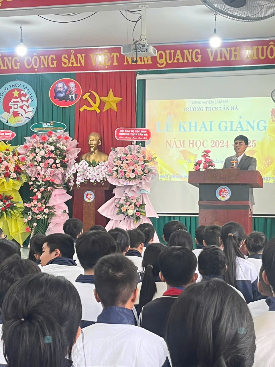 Thầy Nguyễn Hữu Trạch, hiệu trưởng nhà trường,đọc dễn văn khai mạc buổi lễ