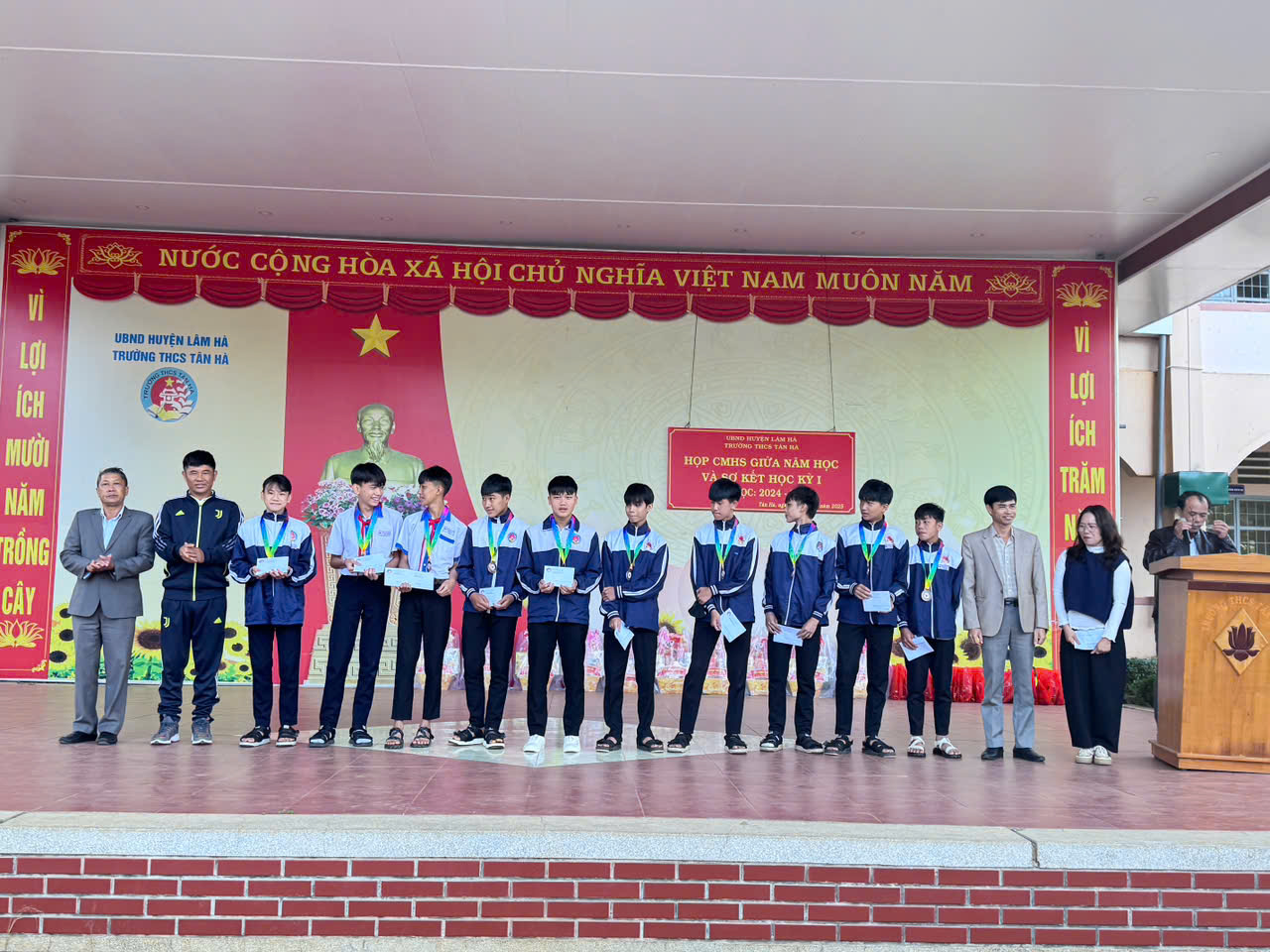 BÁO CÁO SƠ KẾT HỌC KỲ I NĂM HỌC 2024-2025_CHƯƠNG TRÌNH “TẶNG QUÀ TẾT YÊU THƯƠNG"